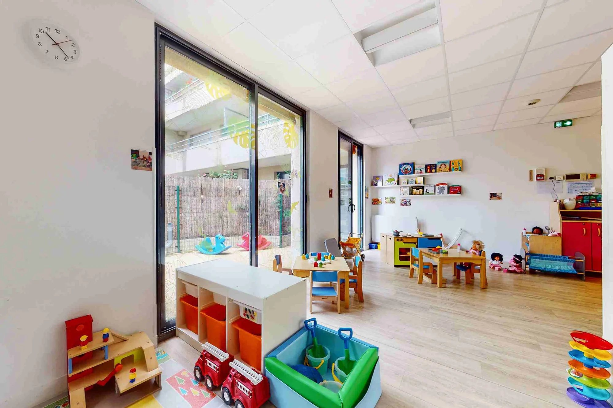 Salle d’activités — ouverture sur l’extérieur